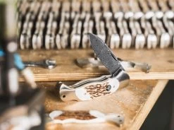 Scout Spearpoint Hirschhorn Damast -Es ist dein Messer! boeker manufaktur solingen scout spearpoint hirschhorn damast 112201dam 4 1280x1280